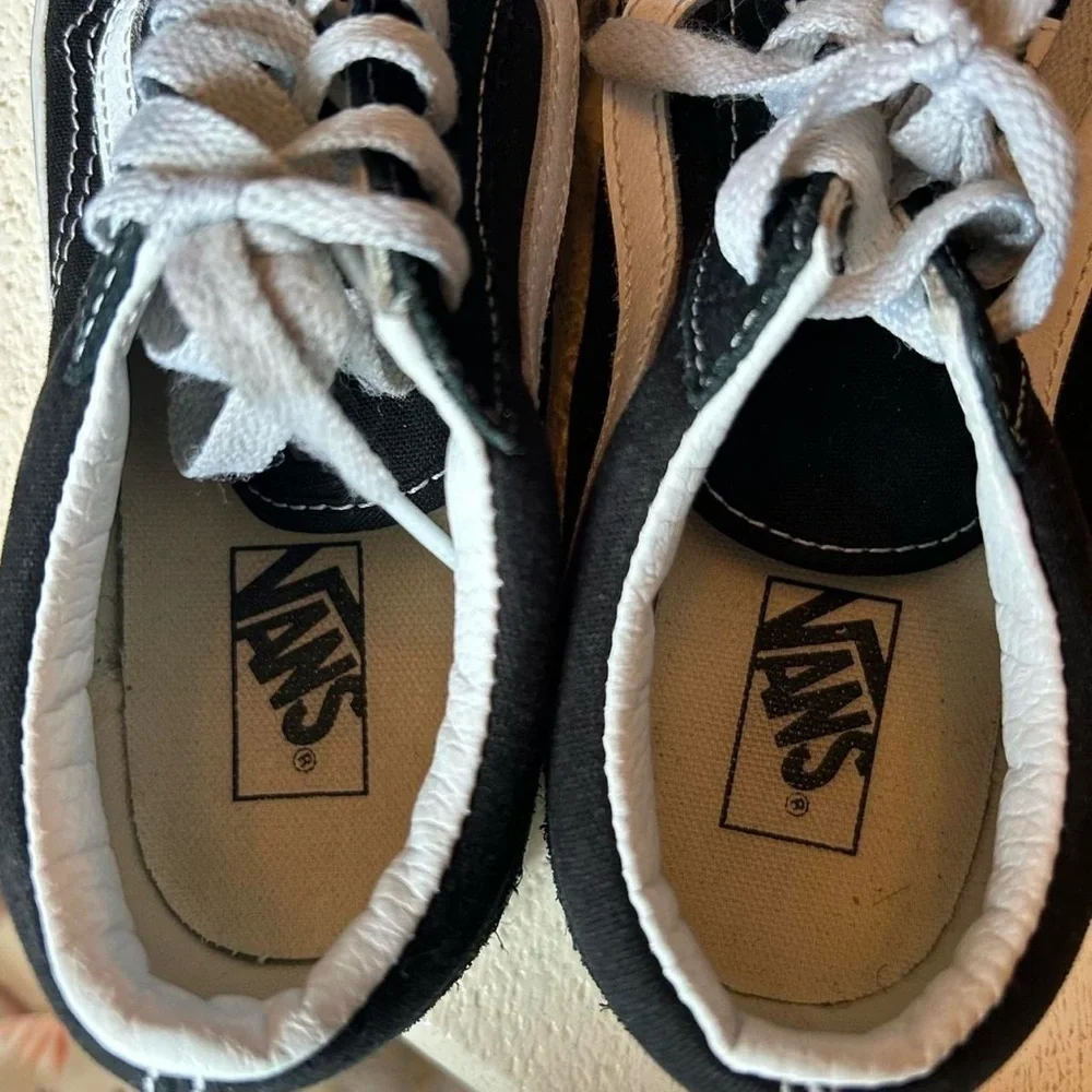 Kids- Black and White Vans Old Skool Shoes/ size 3